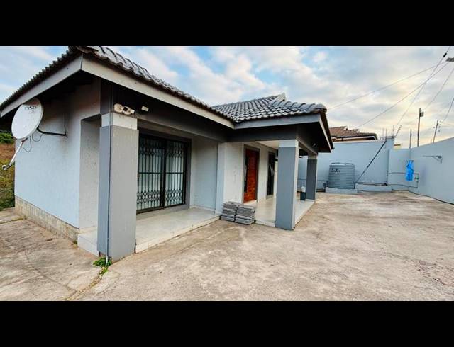 3 BEDROOM HOUSE FOR SALE IN KWAMASHU